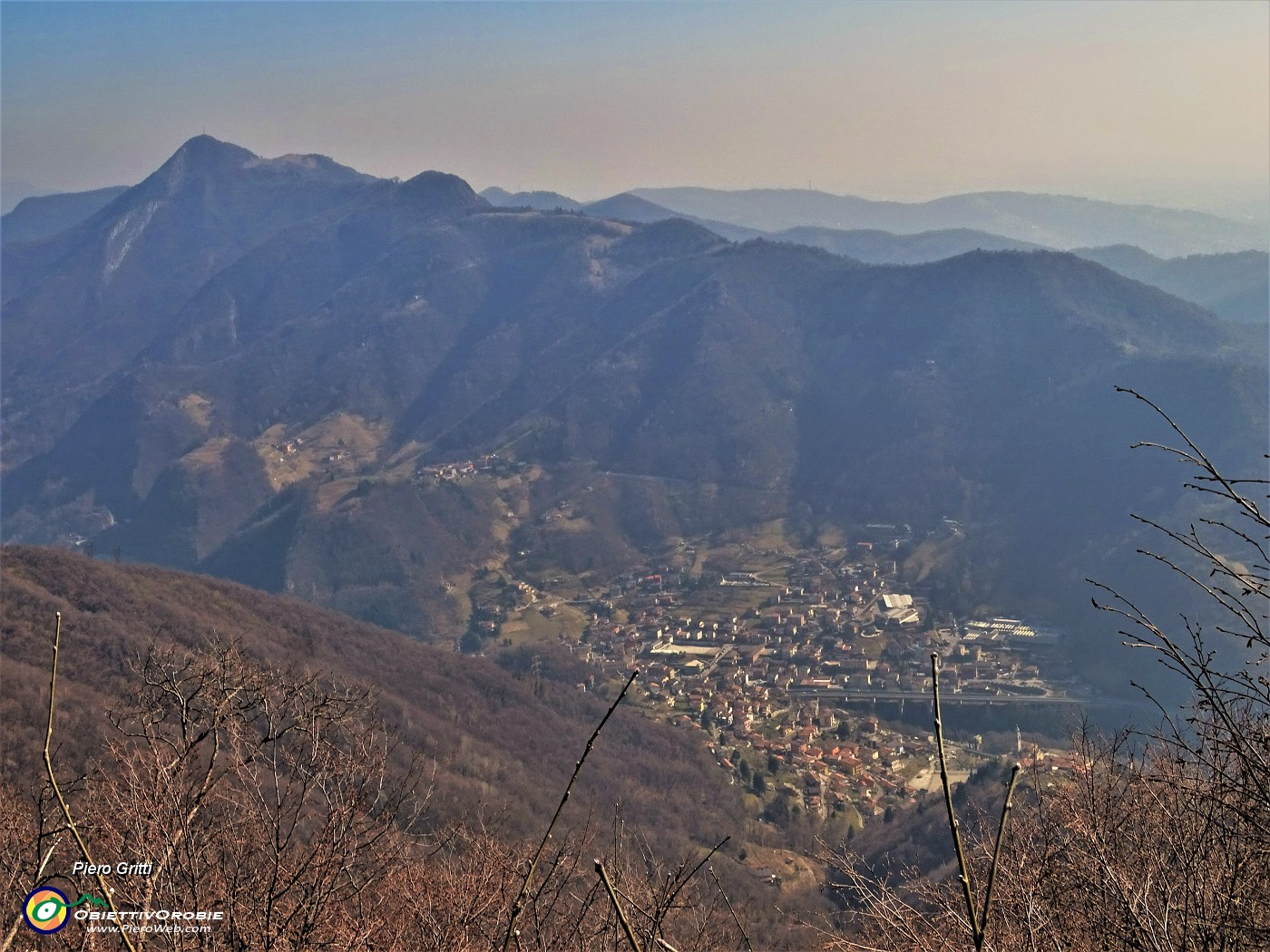 53 Dalla Corna Marcia vista su Sedrina e verso il Canto Alto.JPG